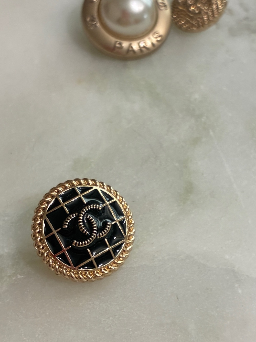 3 Chanel Buttons Metal - Picture 4 of 7